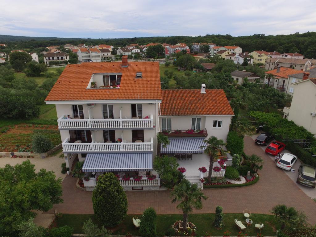 Guest House Katarina Malinska Eksteriør bilde